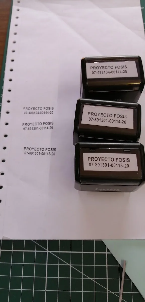 Tres timbres automáticos del Proyecto FCGB estampados en prueba sobre papel, en la mesa de corte de MULTIGRAF