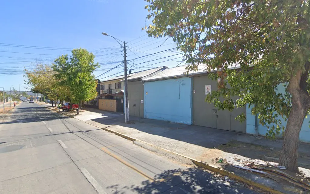 Calle 6 Sur de Talca a la altura del local de la imprenta, vereda y galpón celeste