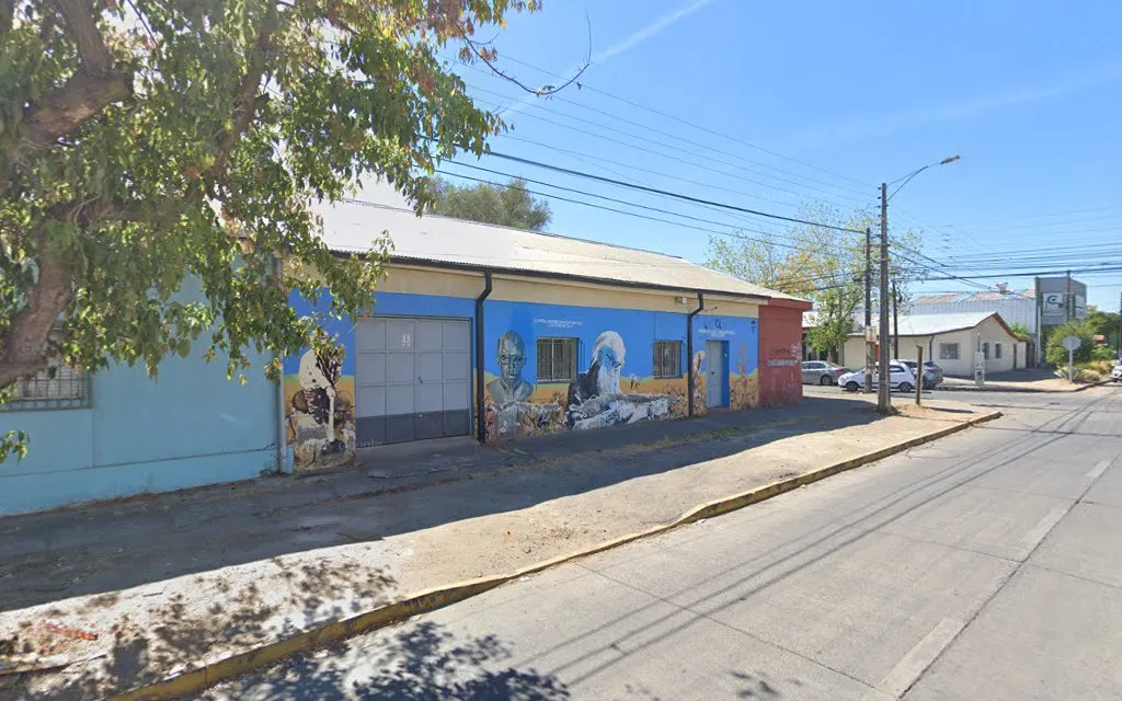 Fachada del local de la imprenta en la calle 6 Sur de Talca, con el mural del edificio