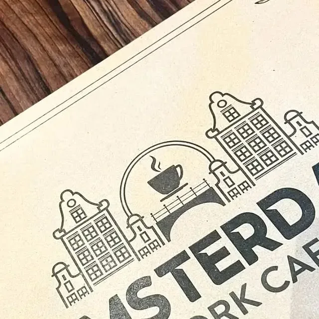 Individuales de papel impresos con el logo de Amsterdam Work Café