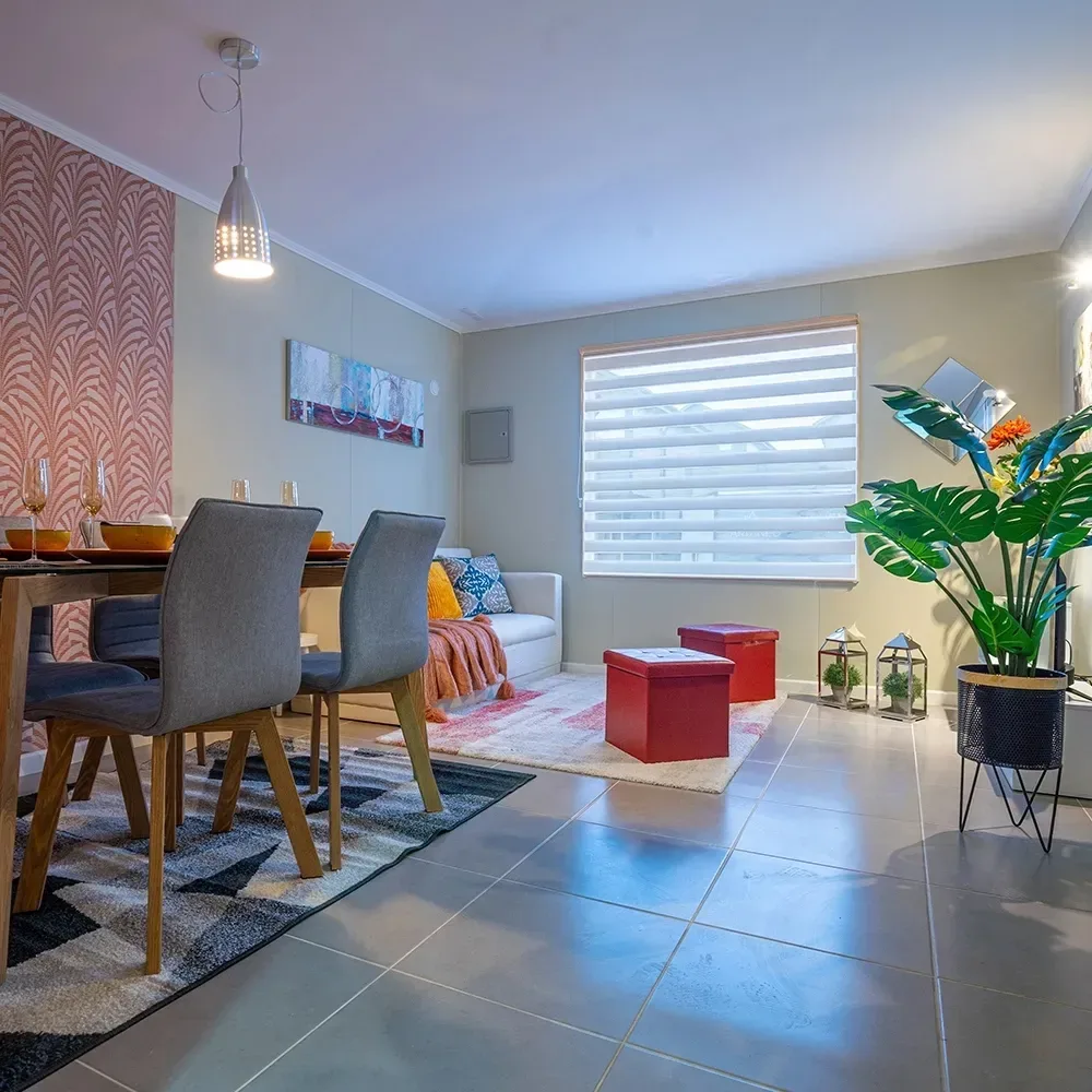 Living-comedor de la casa modelo en Jardines del Sur, Osorno