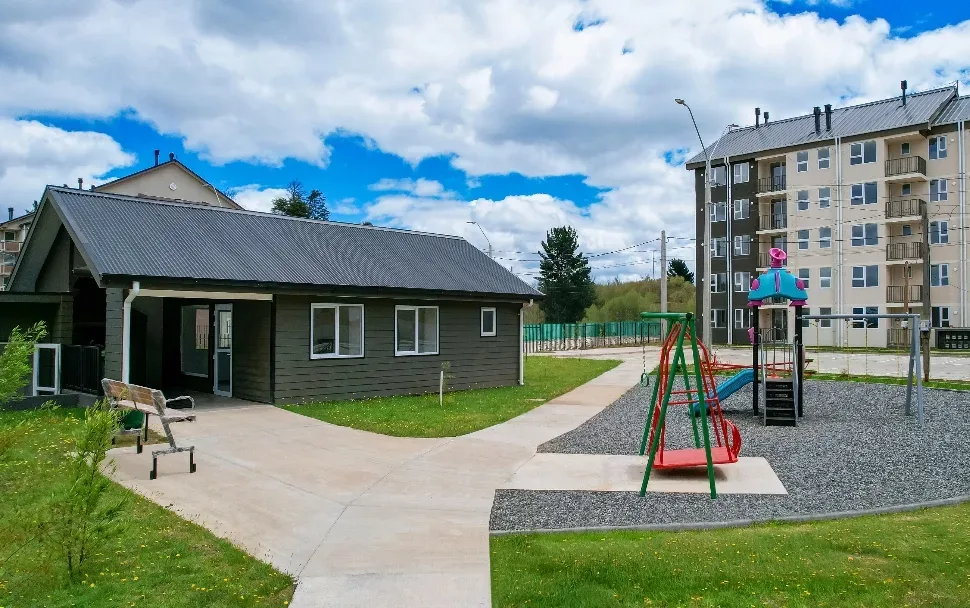 Áreas verdes y juegos dentro de un condominio Martabid