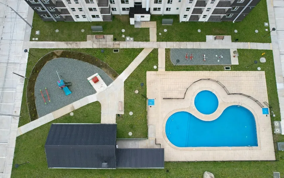 Piscina y edificios del condominio Volcán Villarrica