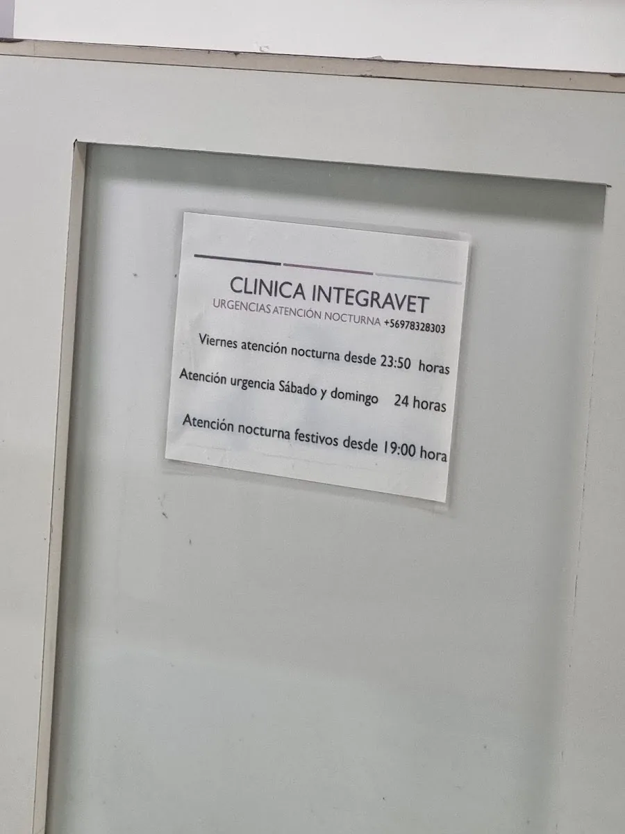 Letrero real de Integravet: urgencias, atención nocturna y teléfono