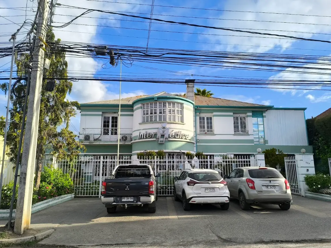 Fachada real de Intermédica: casa esquina color menta en 2 Norte 360, Talca