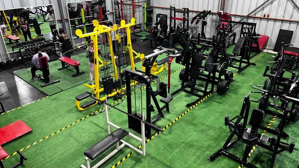 Vista aérea de las estaciones de entrenamiento del gimnasio