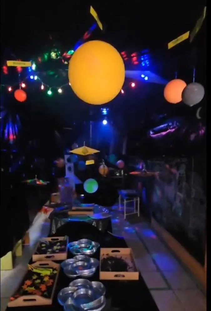 Sala de escenografías de aprendizaje ambientada como espacio