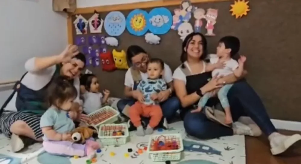 Educadoras del jardín junto a niños de la sala cuna