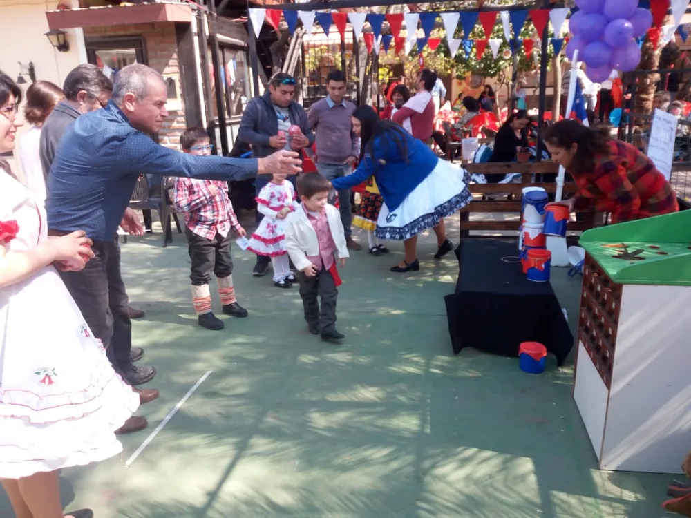Niños del jardín en una celebración con trajes típicos