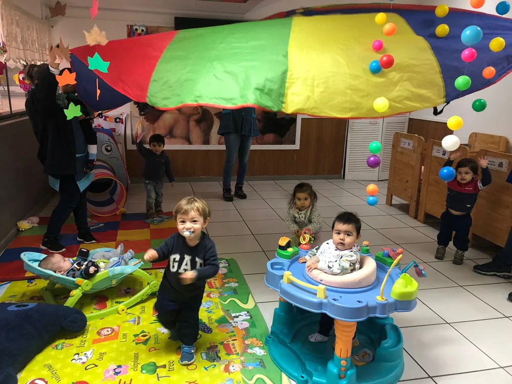 Bebés de la sala cuna jugando en el espacio interior del jardín