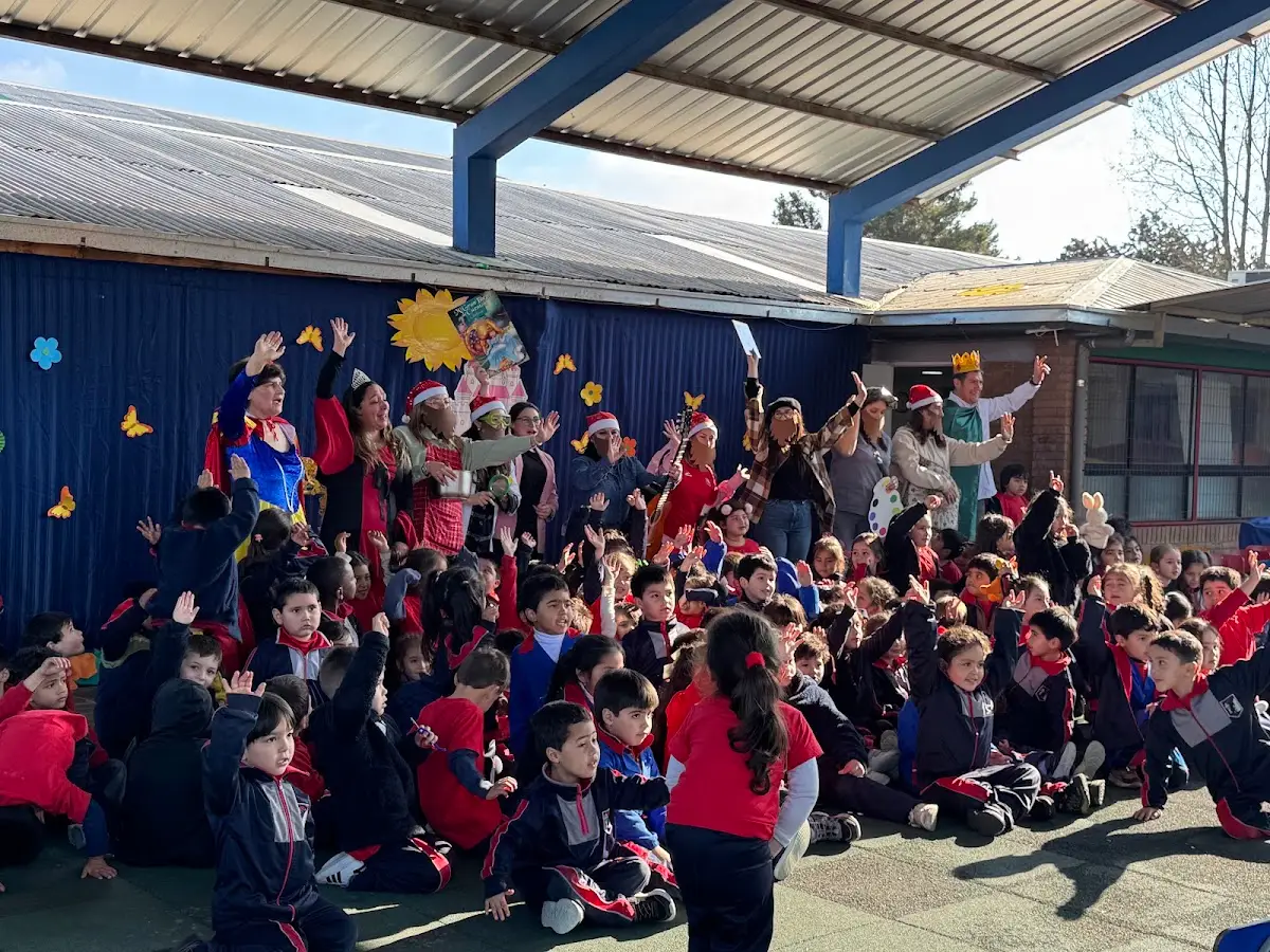 Niños, niñas y equipo del Jardín Lucerito bajo el patio techado