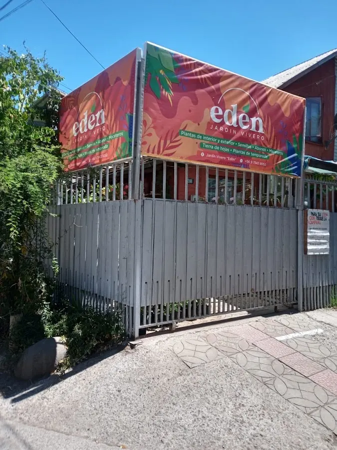 Portón de entrada del vivero El Canelo