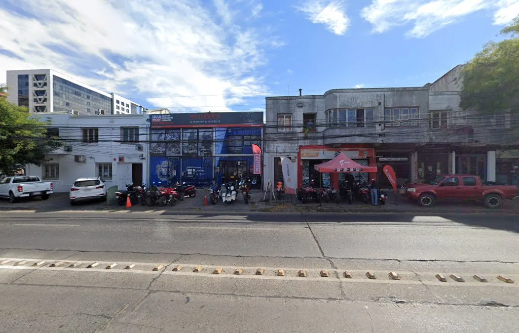 Av. Dos Sur hacia el oriente con edificios de oficinas, Talca
