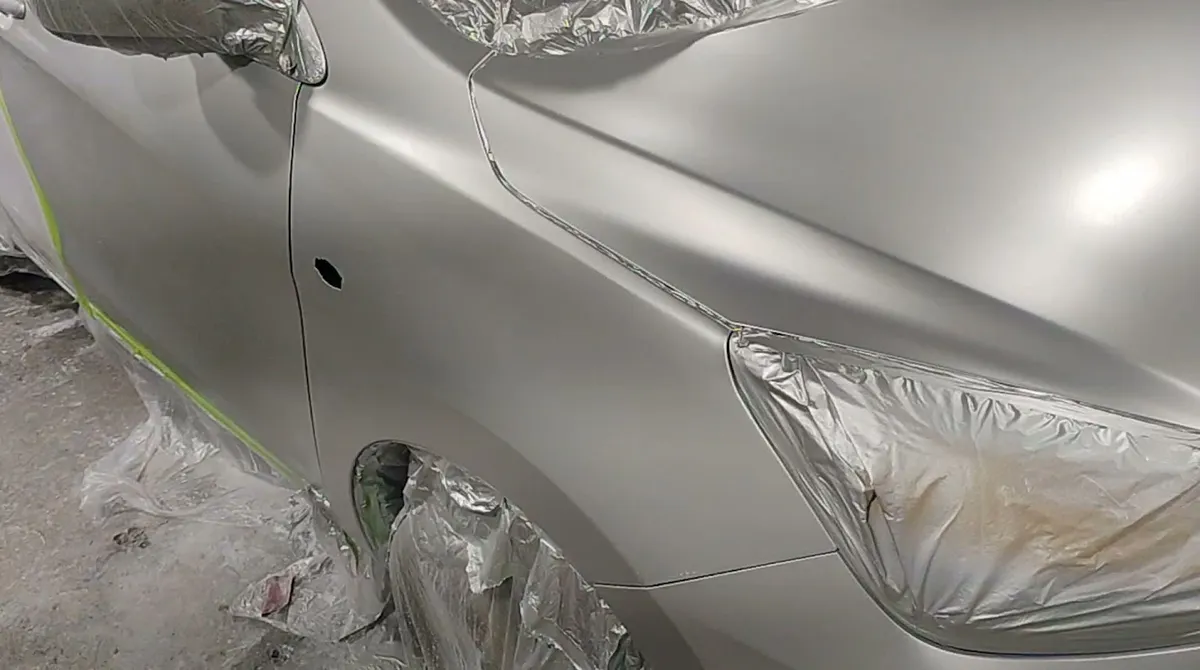 Auto enmascarado listo para pintura en JL Automotriz