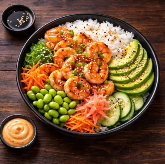Poke bowl con camarón, palta y arroz