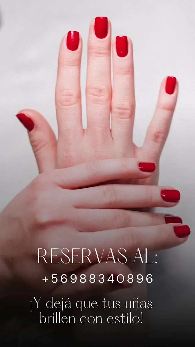 Estación de manicura con instrumentos y esmaltes