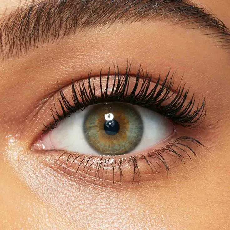 Detalle de pestañas y párpados en trabajo de estética