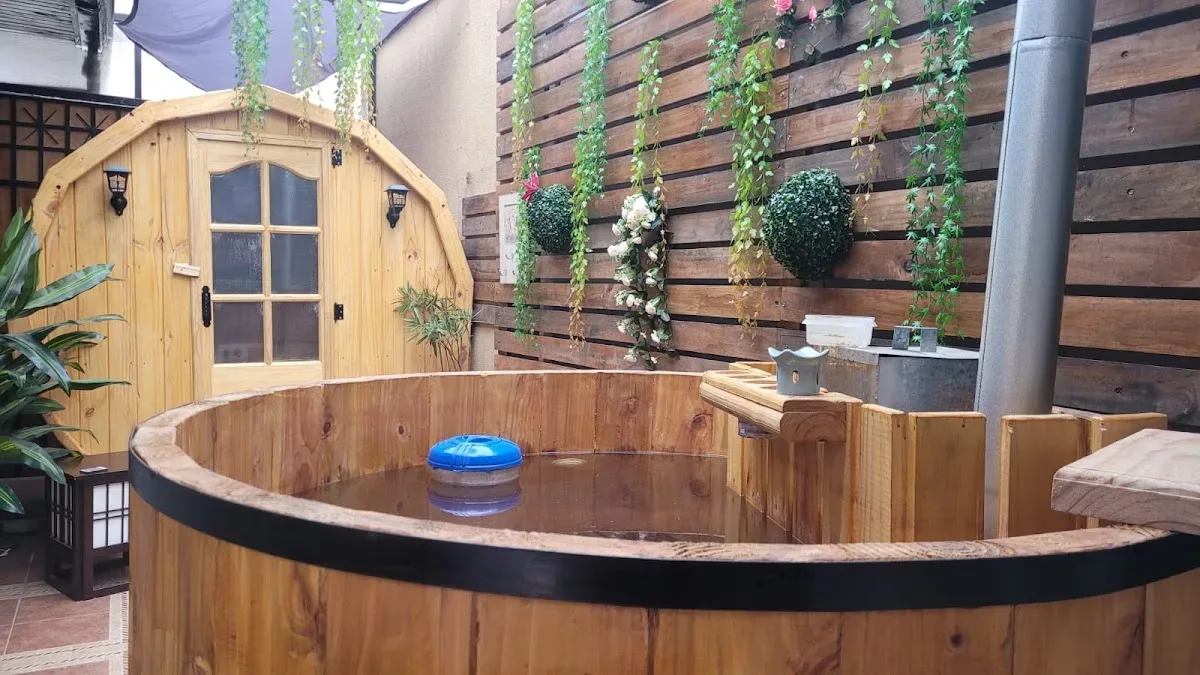 Tinaja de agua caliente en la terraza del spa, con huincha roja en el borde