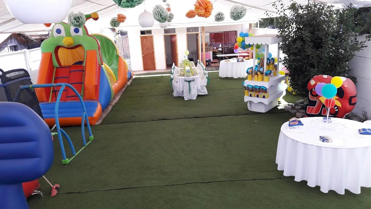 Juego inflable de básquetbol dentro de Kid Mania, Talca