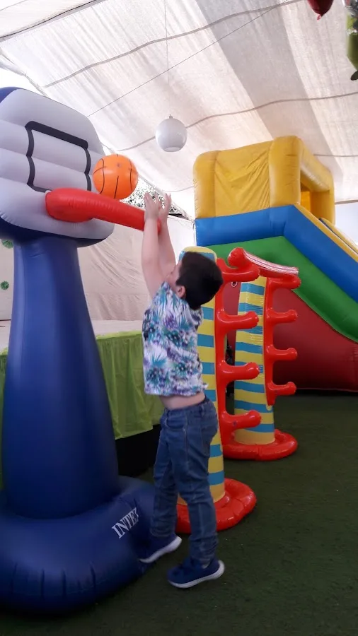 Arco de globos y carrito de dulces para cumpleaños en Kid Mania