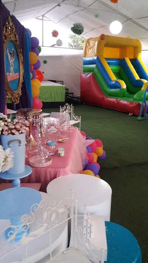 Mesa de cumpleaños con decoración temática en Kid Mania
