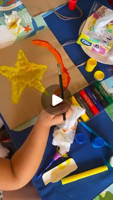 Niño pintando una estrella amarilla en un taller de Kids Art