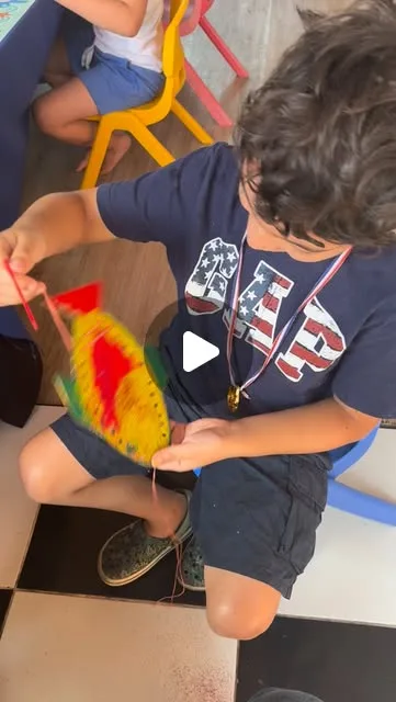 Niño pintando una manualidad con plumas de colores en un taller de Kids Art