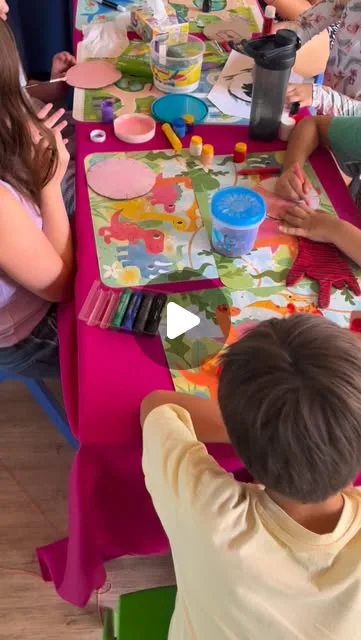 Niños haciendo manualidades en la mesa de trabajo de Kids Art