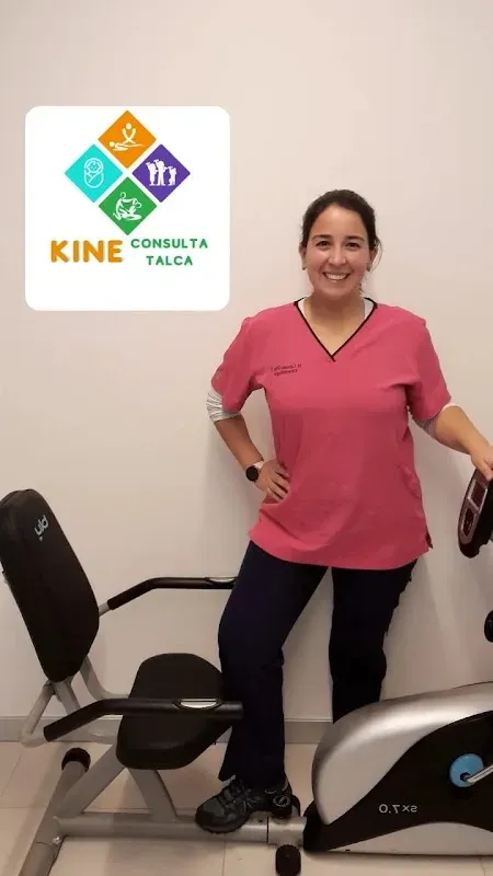 María Consuelo Díaz, kinesióloga de Kine Talca, junto a la camilla de la consulta