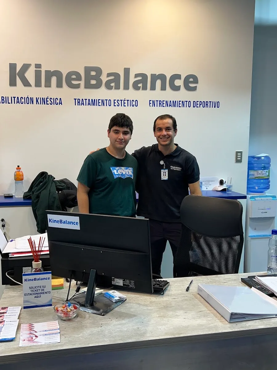 Equipo de Kinebalance en la recepción del centro, junto al muro con sus tres líneas de trabajo
