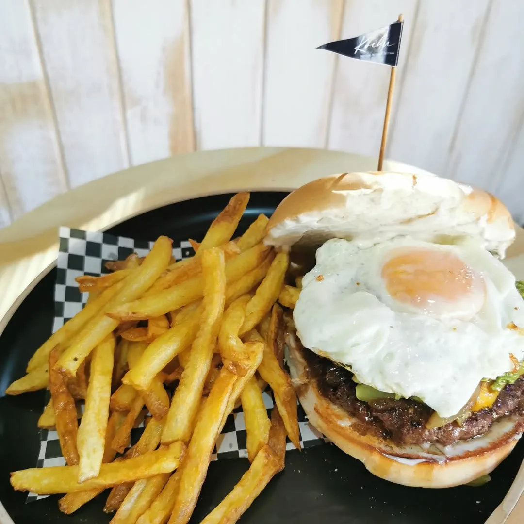 Hamburguesa de Kochü con huevo frito, servida en tabla