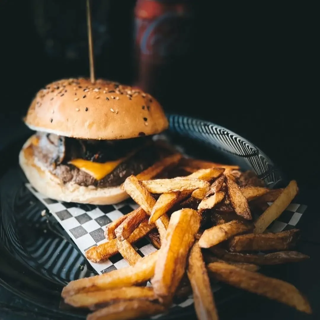Hamburguesa de Kochü sobre tabla oscura