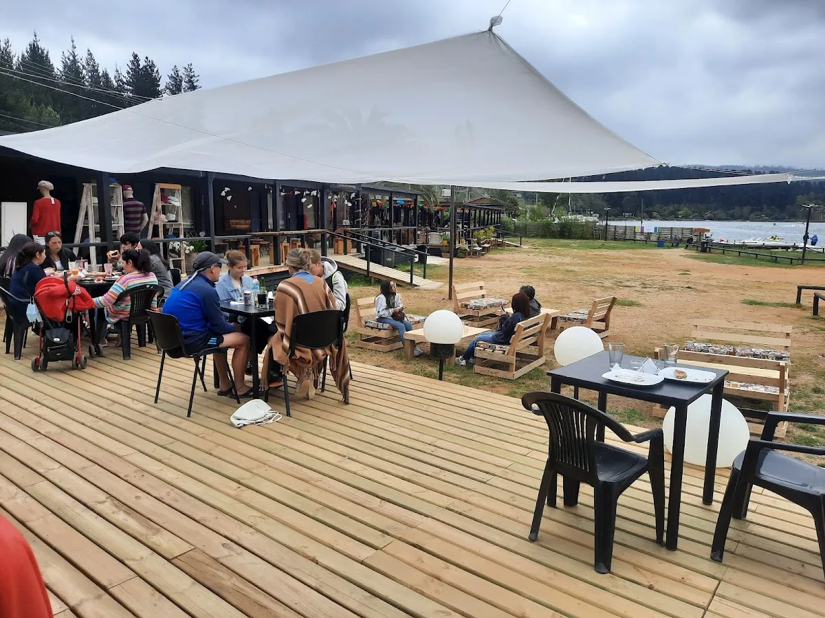 Terraza techada de Kochü frente al lago Vichuquén