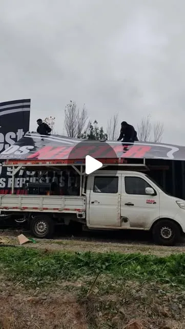 Camión de carga con rotulación publicitaria completa en la carrocería