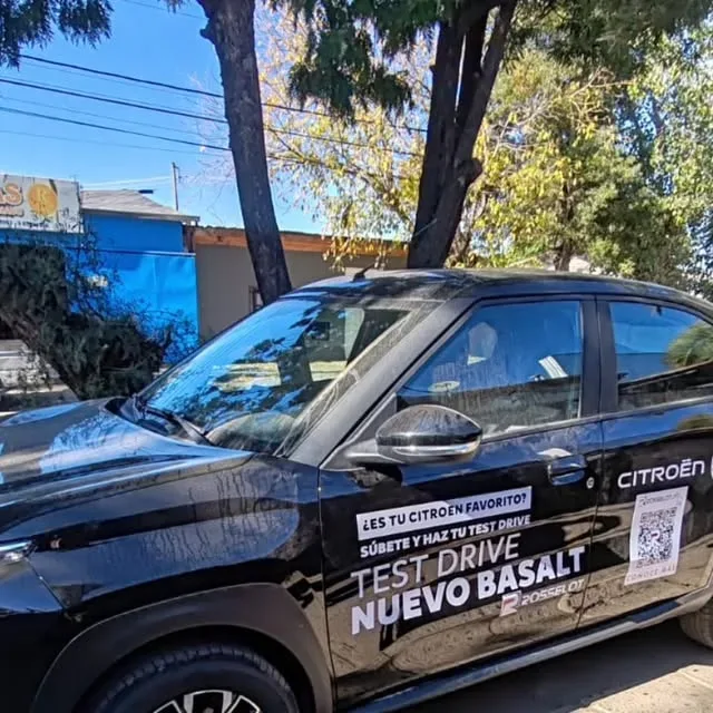 Citroën Basalt negro con adhesivos blancos de test drive