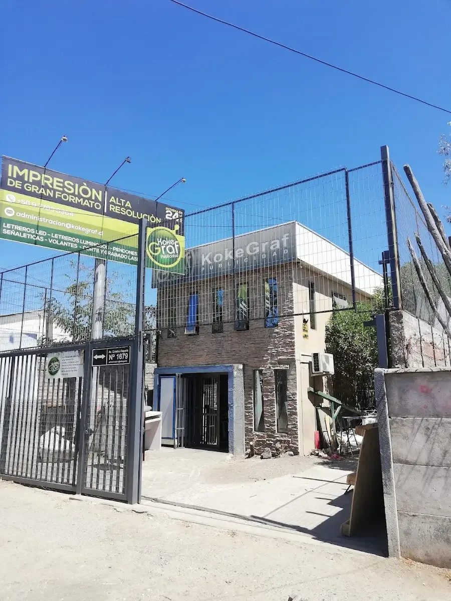 Fachada de Koke Graf Publicidad en Cancha Rayada 1679, Talca, con su letrero verde de impresión full color
