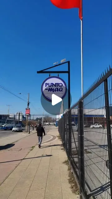 Tótem circular de Punto Apuestas en un poste junto a la vereda