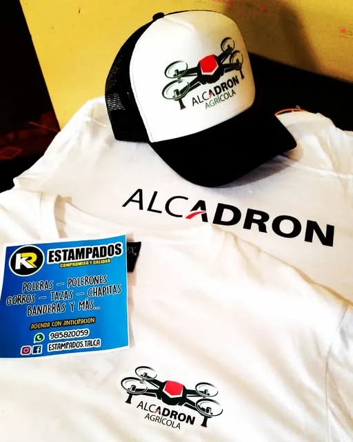 Gorra y polera estampadas para Alcadron Agro con tarjeta de KR Estampados