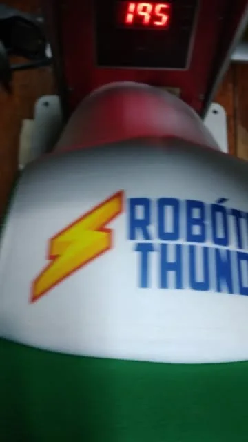 Gorra blanca y verde con logo de Robotic Thunder