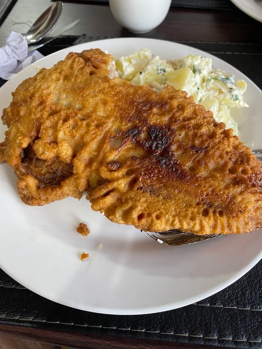 Empanada frita grande con ensalada servida en plato