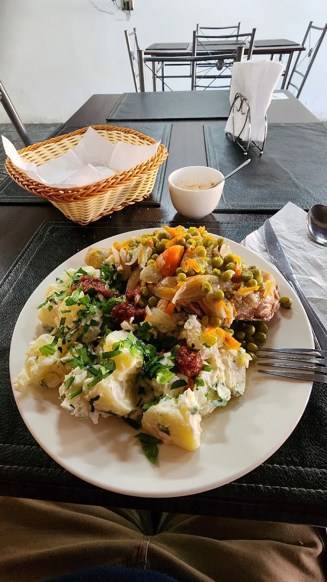 Plato del día con papas, salsa y pan