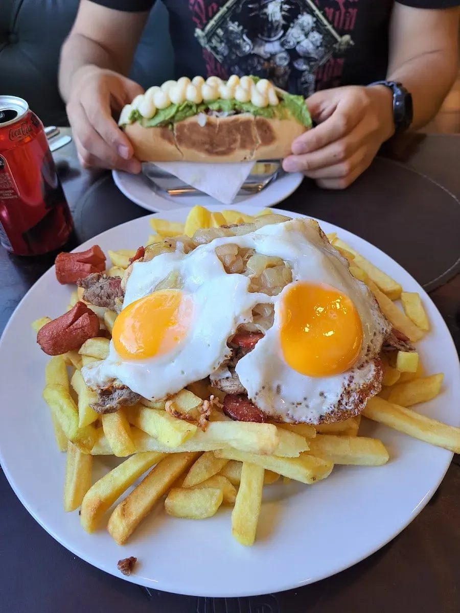 Desayuno con huevos, pan y café