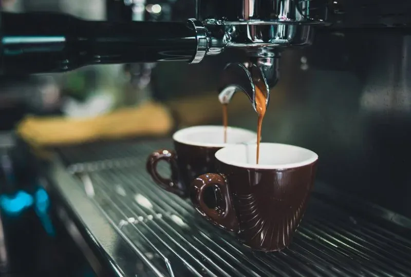 Taza de espresso recién servido