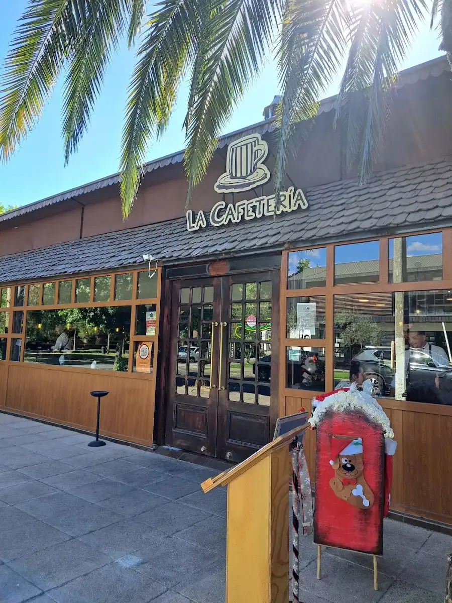 Fachada de La Cafetería de día, en la esquina de Las Rastras