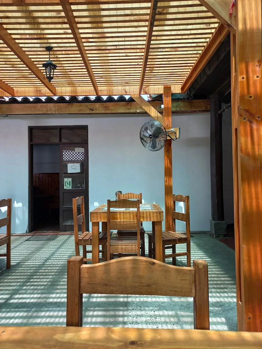 Comedor interior de La Casona con vigas a la vista