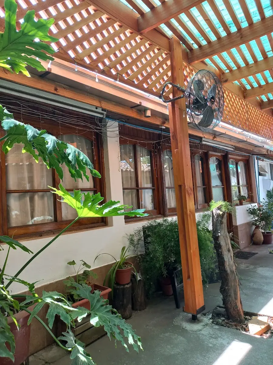 Corredor colonial de La Casona con plantas y madera