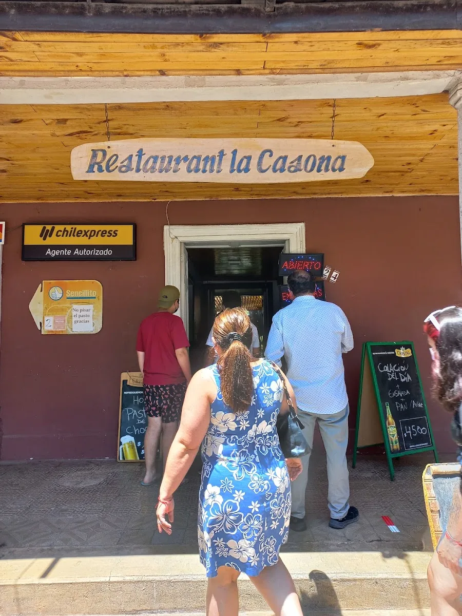 Fachada de La Casona con su letrero pintado a mano
