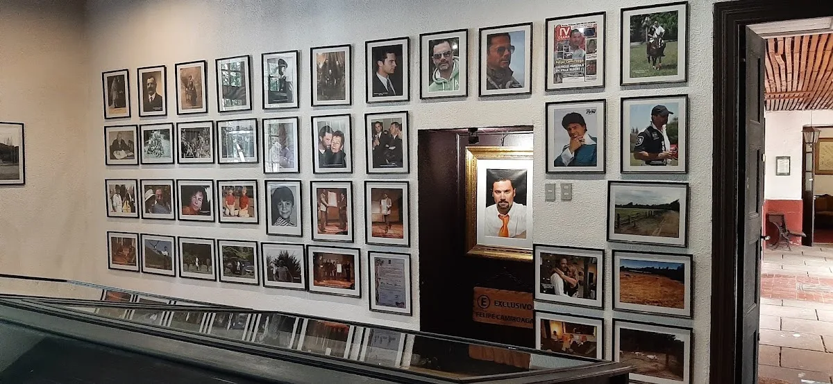 Muro de La Casona cubierto de fotografías
