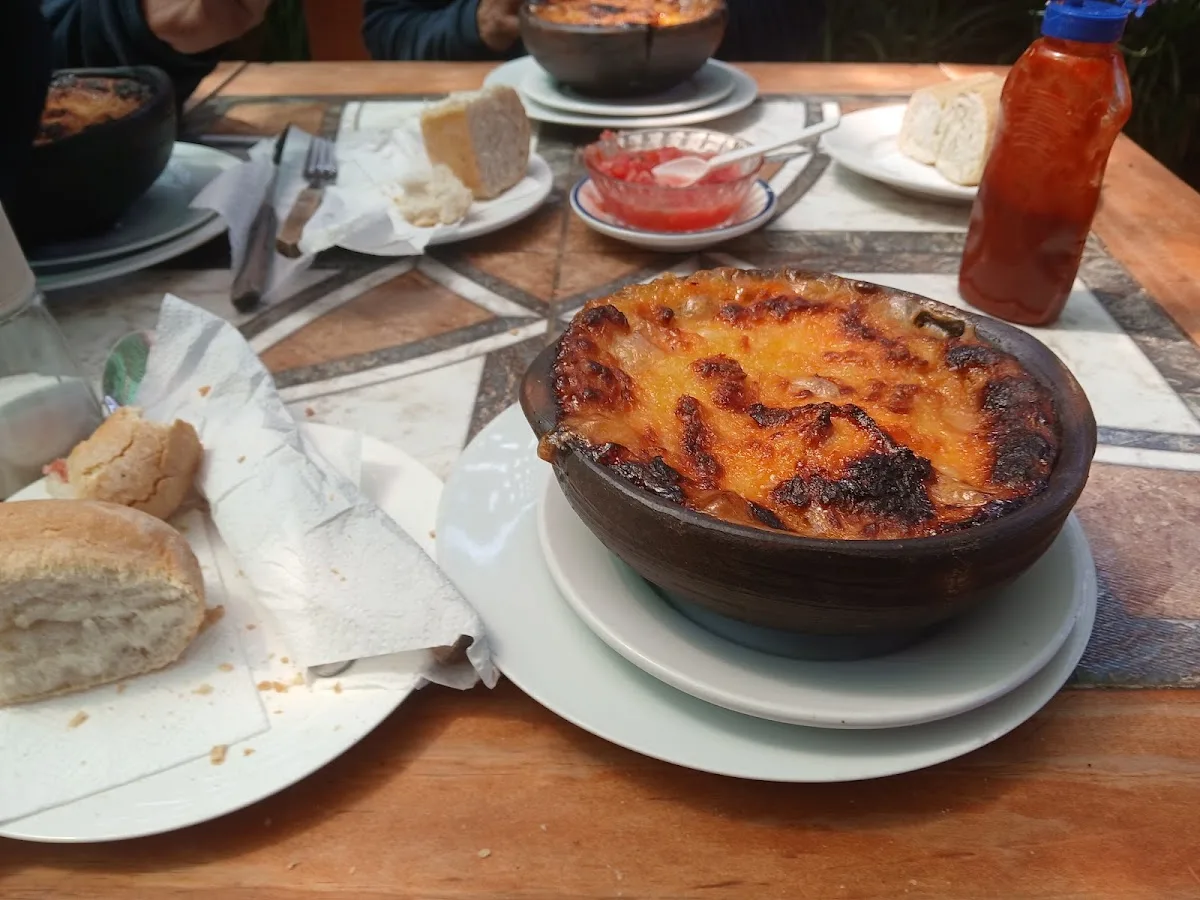 Pastel de choclo de La Casona servido en paila de greda
