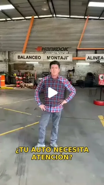 Interior del taller de La Clínica del Automóvil: letreros de balanceo, montaje y alineación